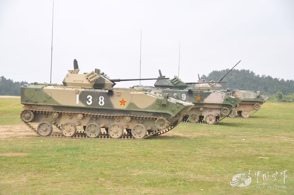 Cũng như dòng xe Nga, ZLC-2000 chỉ sở hữu bộ giáp thép rất mỏng để giảm trọng lượng nhằm đưa lên máy bay vận tải không vận tới bãi đổ bộ. Điều đó khiến ZLC-2000 dễ bị tổn thương trước các vũ khí chống tăng.