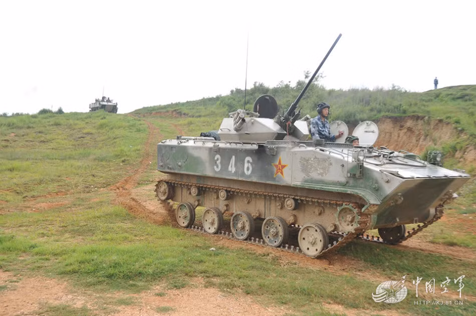 Kíp vận hành gồm 3 người và có thể chở thêm được 4 binh sĩ.