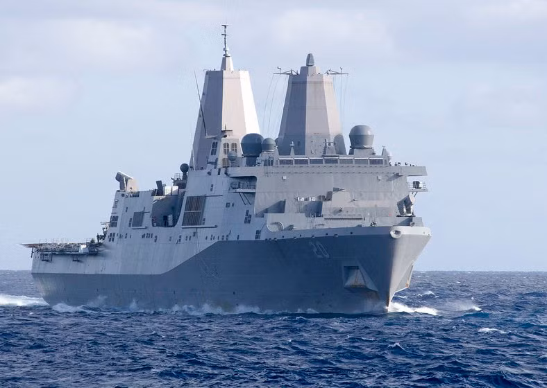 Soi sieu tau do bo My vua di qua eo bien Dai Loan-Hinh-8