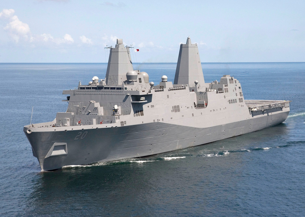 Soi sieu tau do bo My vua di qua eo bien Dai Loan