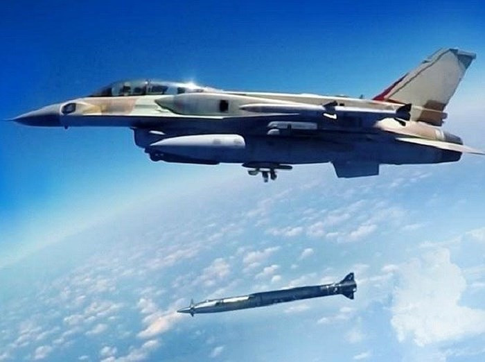 Hướng tấn công mới có lẽ đã khiến lực lượng phòng không Syria tương đối bất ngờ, tuy nhiên họ cũng kịp phóng tên lửa để đánh chặn cuộc tấn công trên của Israel.