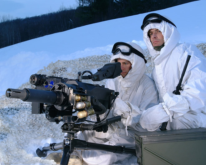 Mk47 Striker tích hợp theo hệ thống điều khiển hỏa lực hiện đại cho phép tiêu diệt những mục tiêu ngụy trang kỹ càng nhất. Loại súng phóng lựu thông minh này được sản xuất và trang bị cho lực lượng đặc nhiệm Mỹ từ năm 2006. Nó có thể bắn lựu đạn thông thường cỡ nòng 40x53 mm hoặc lựu đạn thông minh. Khi bắn lựu đạn thông minh, hệ thống kính ngắm hồng ngoại AN/PAS-13 kèm theo máy tính đường đạn sẽ tính toán cự ly để kích nổ lựu đạn trong không khí. Giải pháp tấn công này cho phép tiêu diệt bộ binh ẩn nấp sau công sự, hầm hào. Mk47 Striker đã tham chiến trong chiến dịch Tự do bền vững ở Afghanistan. Ảnh: Chosun