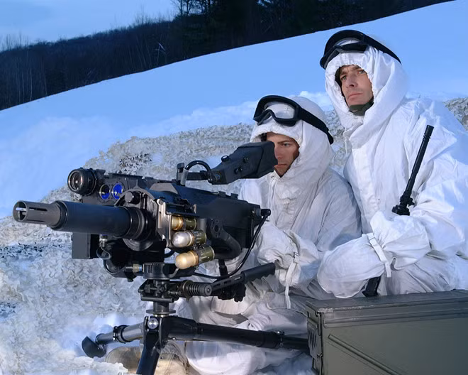 Mk47 Striker tích hợp theo hệ thống điều khiển hỏa lực hiện đại cho phép tiêu diệt những mục tiêu ngụy trang kỹ càng nhất. Loại súng phóng lựu thông minh này được sản xuất và trang bị cho lực lượng đặc nhiệm Mỹ từ năm 2006. Nó có thể bắn lựu đạn thông thường cỡ nòng 40x53 mm hoặc lựu đạn thông minh. Khi bắn lựu đạn thông minh, hệ thống kính ngắm hồng ngoại AN/PAS-13 kèm theo máy tính đường đạn sẽ tính toán cự ly để kích nổ lựu đạn trong không khí. Giải pháp tấn công này cho phép tiêu diệt bộ binh ẩn nấp sau công sự, hầm hào. Mk47 Striker đã tham chiến trong chiến dịch Tự do bền vững ở Afghanistan. Ảnh: Chosun