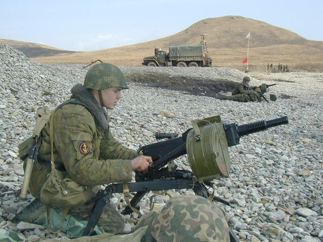 AGS-30 là một vũ khí chống chiến thuật biển người rất lợi hại của Nga. Nó là một biến thể cải tiến trên cơ sở súng phóng lựu liên thanh AGS-17. AGS-30 đi vào hoạt động trong quân đội Nga từ năm 1995. So với AGS-17, nó nhẹ hơn và khả năng cơ động tốt hơn, tầm bắn xa hơn. AGS-30 hoạt động theo nguyên lý "blowback" (nạp đạn tự động bằng áp lực do viên đạn đầu tiên nổ tác động lên buồng đạn), tốc độ bắn tối đa 400 viên/phút. Súng phóng lựu này sử dụng cỡ đạn 30x29 mm cơ số 30 viên. AGS-30 có thể tiêu diệt mục tiêu ở khoảng cách 2.000 mét. Ảnh: Thewordofmatus