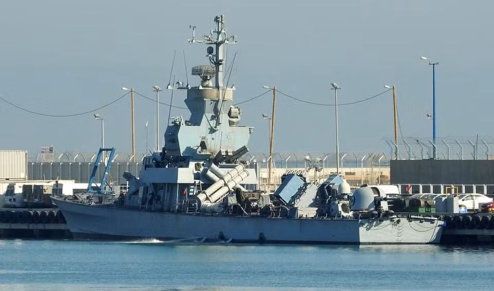 Vũ khí đánh gần của tàu vẫn còn lại với 2 pháo tự động Oerlikon 20mm được điều khiển từ xa và 2 súng máy hạng nặng M2HB 12,7mm nhằm bắn các mục tiêu ít giá trị.