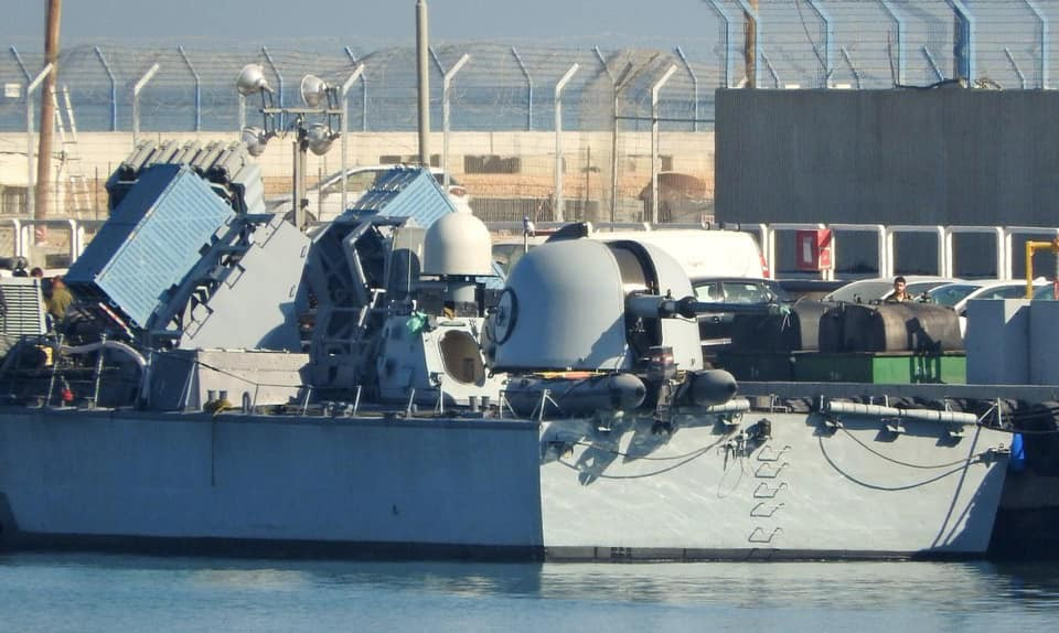 Bên cạnh dàn rocket mồi bẫy là sự xuất hiện của 2 container bệ phóng máy bay không người lái tự sát, điều này dẫn tới việc module Phalanx bị gỡ bỏ để nhường chỗ cho trạm điều khiển.