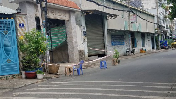  Đi trả thù giúp bạn, thanh niên bị nhóm đối tượng đâm tử vong: Bực tức vì bị nhóm nhân viên đuổi đánh nên Trương Văn Đức (SN 1996, ngụ tỉnh An Giang, trú quận Bình Tân,TP HCM) gọi cho Tăng Vĩnh C. (SN 1998, ngụ quận Bình Tân) rủ đi trả thù. Sau đó, cả 2 tới quán cầm dao tự chế xông vào chém nhóm nhân viên thì bị nhóm này chống trả, đuổi chém khiến cho C. tử vong. Ngày 31/5, Công an TP HCM đang tạm giữ nhóm đối tượng này để điều tra.