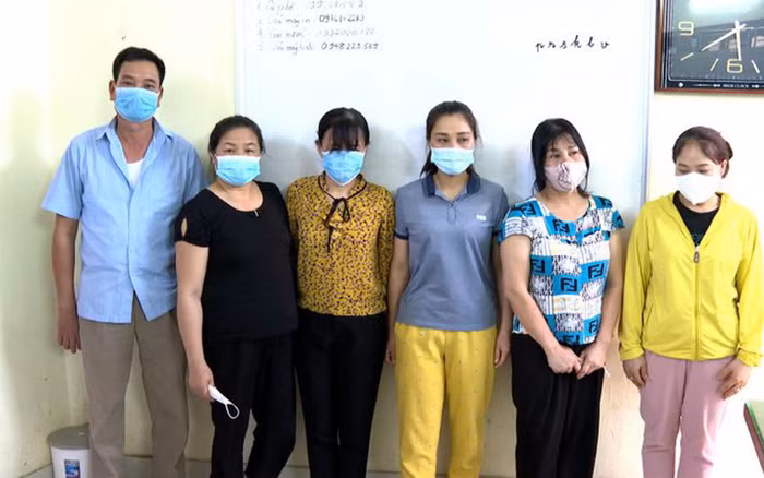  Triệt phá đường dây mua bán hóa đơn thu lợi bất chính hơn 200 tỷ đồng: Chiều 31/5, Công an TP Thanh Hóa (tỉnh Thanh Hoá) cho biết, vừa bắt giữ 8 đối tượng trong đường dây thành lập hàng chục "công ty ma" để mua bán trái phép hoá đơn thuế giá trị gia tăng lớn nhất từ trước đến nay. Các nghi phạm phát hành gần 5.000 chứng từ, mua bán hóa đơn trái phép với tổng lượng hàng hóa ghi trên hóa đơn hơn 1.000 tỷ đồng, thu lời bất chính hơn 200 tỷ đồng.