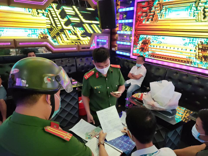  7 nam nữ phê ma túy tập thể trong quán karaoke lúc rạng sáng: rạng sáng 31/5, Công an quận Ngũ Hành Sơn, Đà Nẵng bất ngờ ập vào quán karaoke tại địa chỉ 152 Lê Văn Hiến (phường Khuê Mỹ), phát hiện nhiều thanh niên nam nữ có biểu hiện phê ma túy. Qua kiểm tra, 7 người gồm 5 nam, 2 nữ trong quán hát được phát hiện dương tính với ma túy.