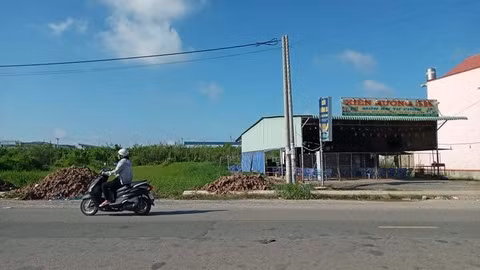 Tin nong 31/5: 9 co gai hon chien vi “tranh gianh”... mot chang trai-Hinh-2