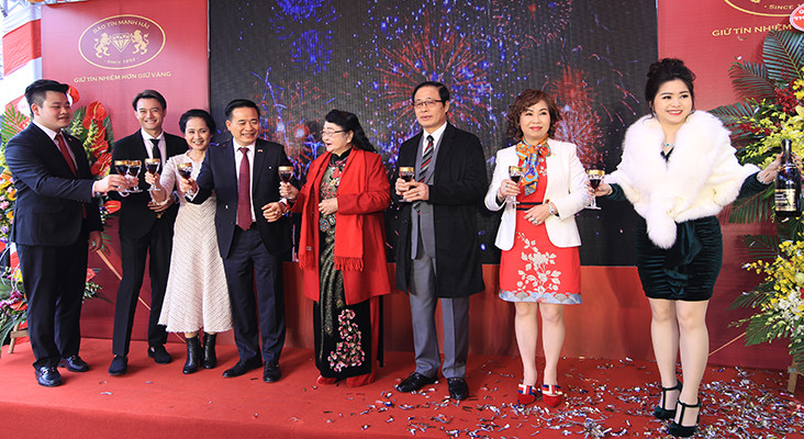 Sinh trưởng trong một gia đình có nghề truyền thống kim hoàn, nên ngay từ nhỏ ông đã được rèn luyện những kỹ thuật điêu luyện, tinh xảo, tạo ra các sản phẩm có tính thẩm mỹ, nghệ thuật cao. Thông qua khả năng thẩm định, đánh giá chất lượng, trọng lượng và công nghệ vượt trội, ông Vũ Mạnh Hải luôn là nghệ nhân được lãnh đạo TP.Hà Nội tin tưởng để trực tiếp chế tác ra những tác phẩm tinh xảo phục vụ công tác đối ngoại và văn hóa - nghệ thuật của TP. (Ông Hải đứng thứ 4 từ trái qua phải). 