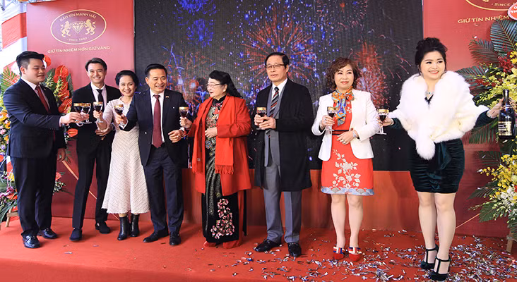 Sinh trưởng trong một gia đình có nghề truyền thống kim hoàn, nên ngay từ nhỏ ông đã được rèn luyện những kỹ thuật điêu luyện, tinh xảo, tạo ra các sản phẩm có tính thẩm mỹ, nghệ thuật cao. Thông qua khả năng thẩm định, đánh giá chất lượng, trọng lượng và công nghệ vượt trội, ông Vũ Mạnh Hải luôn là nghệ nhân được lãnh đạo TP.Hà Nội tin tưởng để trực tiếp chế tác ra những tác phẩm tinh xảo phục vụ công tác đối ngoại và văn hóa - nghệ thuật của TP. (Ông Hải đứng thứ 4 từ trái qua phải). 