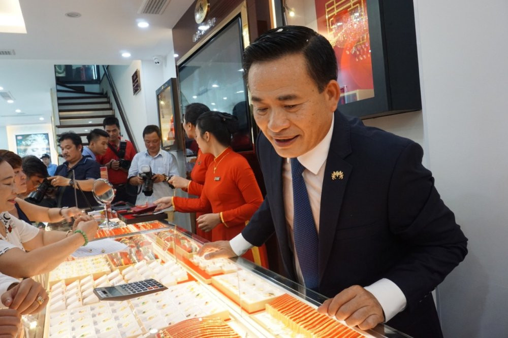 Theo danh sách công bố của Ủy ban Bầu cử TP.Hà Nội, trong số 95 đại biểu HĐND TP.Hà Nội nhiệm kỳ 2021-2026 có một người đã từng trúng cử 5 nhiệm kỳ liên tiếp từ năm 1999 đến nay. Cụ thể, ông Vũ Mạnh Hải, nghệ nhân mỹ nghệ kim hoàn, Chủ tịch Hội Nghệ nhân, thợ giỏi TP.Hà Nội - Đại biểu HĐND TP.Hà Nội các nhiệm kỳ: 1999-2004, 2004-2011, 2011-2016, 2016-2021 và 2021-2026.