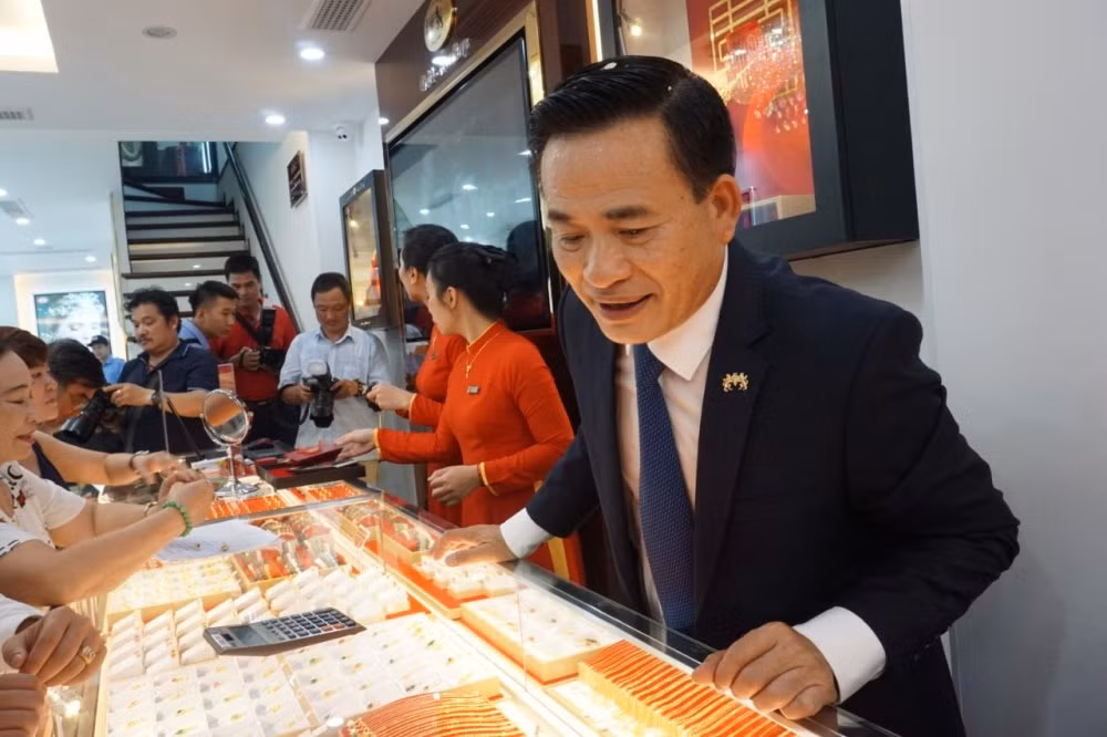 Theo danh sách công bố của Ủy ban Bầu cử TP.Hà Nội, trong số 95 đại biểu HĐND TP.Hà Nội nhiệm kỳ 2021-2026 có một người đã từng trúng cử 5 nhiệm kỳ liên tiếp từ năm 1999 đến nay. Cụ thể, ông Vũ Mạnh Hải, nghệ nhân mỹ nghệ kim hoàn, Chủ tịch Hội Nghệ nhân, thợ giỏi TP.Hà Nội - Đại biểu HĐND TP.Hà Nội các nhiệm kỳ: 1999-2004, 2004-2011, 2011-2016, 2016-2021 và 2021-2026.