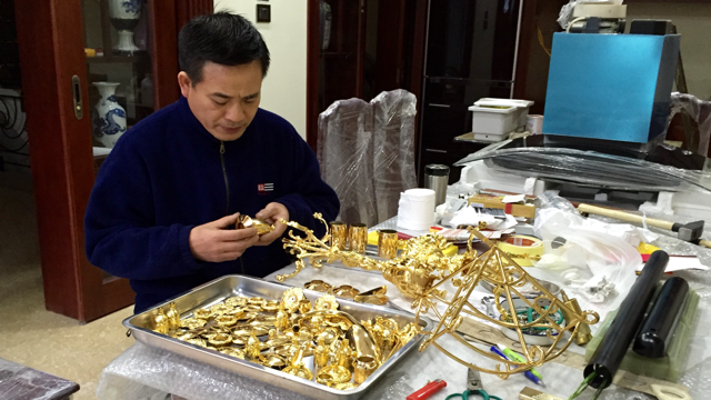 Đặc biệt, bộ trang sức với tên gọi "Tình yêu thiên nhiên" gắn đá quý, vàng 18K đã được Sở Văn hóa - Thể thao Hà Nội xác nhận về đóng góp của ông đối với TP. Ngoài được biết đến là một nghệ nhân, ông Vũ Mạnh Hải còn nổi tiếng trong giới kim hoàn khi là người có gần 30 năm hoạt động trong nghề cùng chuỗi cửa hàng Bảo Tín Mạnh Hải có tiếng ở đất Hà Thành. Ông là con trai thứ của của đại gia đình Bảo Tín với thương hiệu vàng Bảo Tín nổi tiếng Hà Thành do bà Lương Thị Điểm (mẹ của ông Vũ Mạnh Hải) gây dựng nên từ "một gánh hàng bán ốc luộc, khoai lang ngoài chợ". 