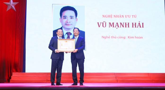 Các sản phẩm, tác phẩm tiêu biểu của ông đã được lựa chọn phục vụ cho công tác đối ngoại của lãnh đạo TP như: Vòng đeo cổ bằng bạc 9,25 gắn đá Topaz tự nhiên "Thành phố vì hòa bình" được sử dụng làm quà tặng cho Tổ chức Unesco; bộ trang sức bằng bạc 9,25 gắn đá quý với tên gọi "Hà Nội 1.000 năm văn hiến"; nghiên cứu và chế tác sản phẩm "Khuê văn các" chất liệu bằng đồng mạ vàng 24K, kích thước 18cm x 9cm (năm 2016); 3 bộ sản phẩm tên gọi Thành phố vì hòa bình (năm 2009)...