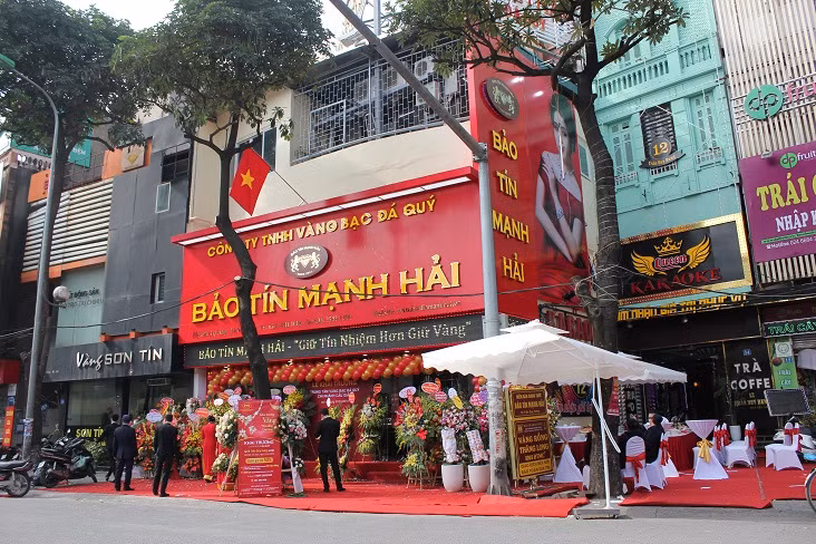 Bảo Tín Mạnh Hải tiền thân là một cửa hàng kinh doanh vàng bạc đá quý tại địa chỉ 39 Nguyễn Trãi, Thanh Xuân, Hà Nội từ năm 1992. Hiện tại, ông Vũ Mạnh Hải là Chủ tịch Hội đồng thành viên Công ty Vàng bạc đá quý Bảo Tín Mạnh Hải. Trước đây, ông Vũ Mạnh Hải cũng được nhắc đến nhiều vào năm 2018, khi con trai của ông là Vũ Hùng Sơn (SN 1984) trở thành tâm điểm dư luận khi dù còn trẻ nhưng đã được tiếp nhận về làm Phó Chánh văn phòng Ban chỉ đạo quốc gia chống buôn lậu, gian lận thương mại và hàng giả (Ban Chỉ đạo 389)... 