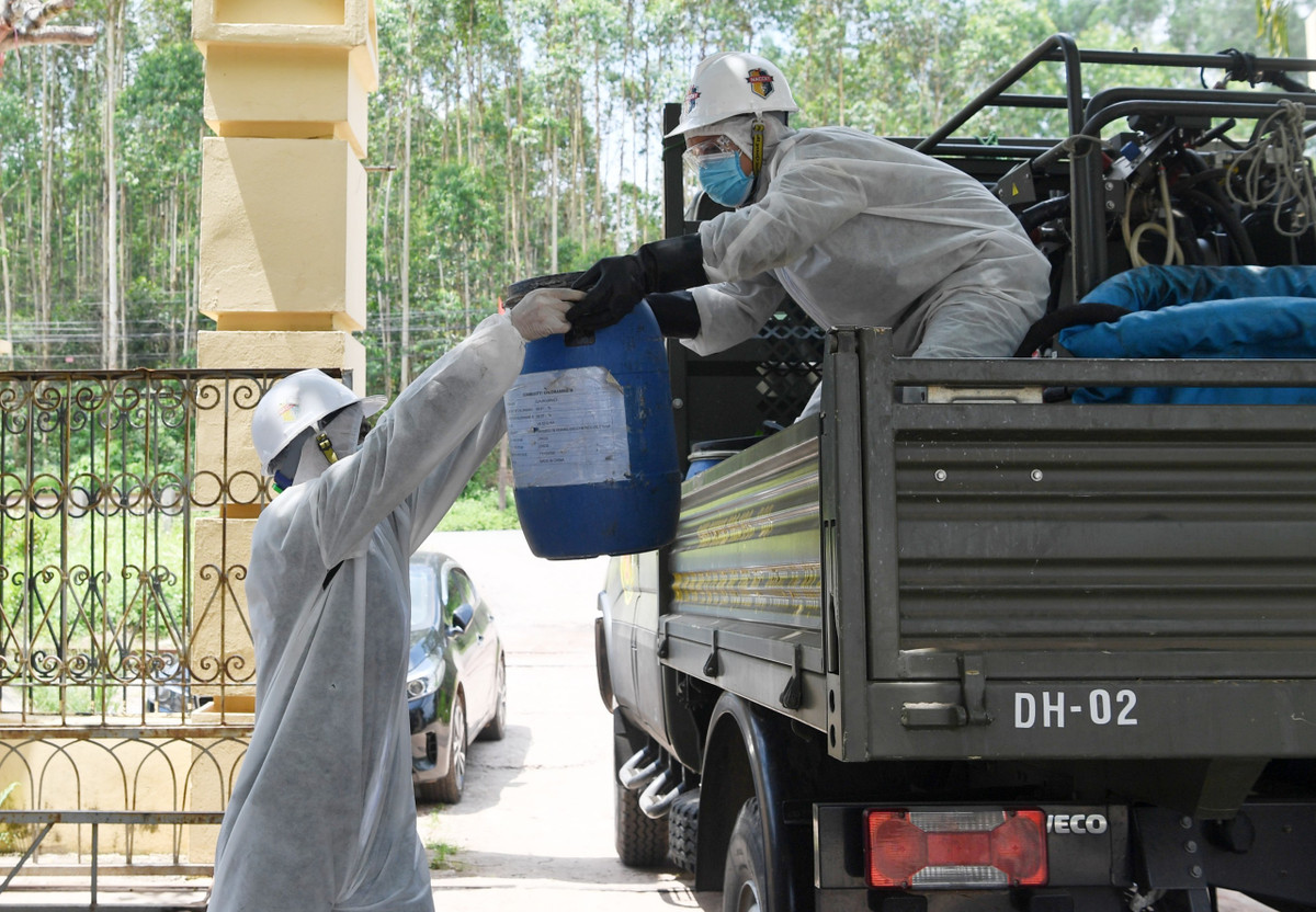 Hóa chất được đưa lên các xe đặc chủng. 