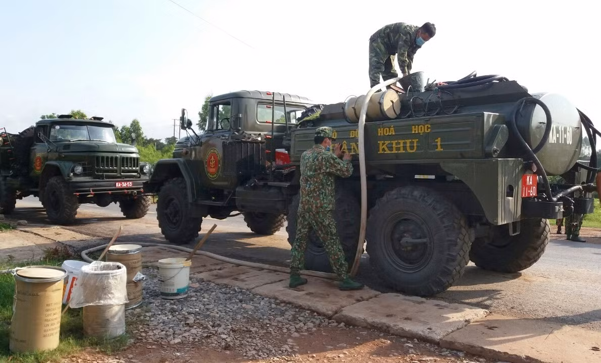 Dưới sự chỉ huy trực tiếp của Đại tá Nguyễn Đình Hiền, Phó Tư lệnh, Tham mưu trưởng Binh chủng Hóa học, các khu công nghiệp, trung tâm kinh tế, chính trị, các khu dân cư… trên địa bàn 4 huyện Lạng Giang, Tân Yên, Yên Thế, Hiệp Hòa ở Bắc Giang đã và sẽ được Binh chủng Hóa học và lực lượng phối thuộc “chăm sóc” đặc biệt.