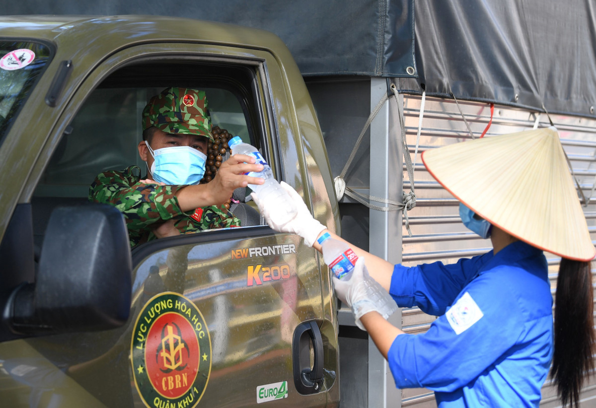 Quân - dân cùng chia sẻ, tiếp sức vượt qua dịch bệnh. 