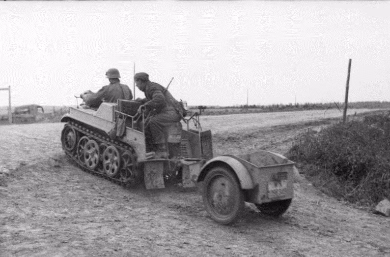 Phương tiện độc đáo này được chế tạo cho lực lượng lính dù và có thể chở đến chiến trường bằng máy bay Junkers Ju-52. xe máy bánh xích SdKfz 2 được sử dụng làm phương tiện trinh sát, di tản thương binh, vận chuyển hàng hóa nhẹ rất hữu ích. Ảnh: Wikipedia