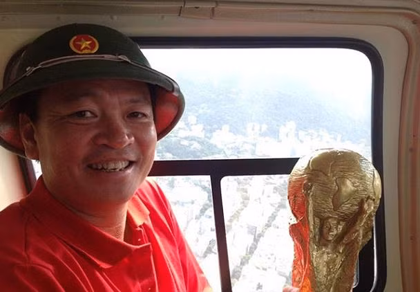 Để nói về độ chơi ngông của vị đại gia này, giới CĐV bóng đá đều biết anh từng tự hứa sẽ dự 10 kỳ World Cup. Hiện anh đã có mặt ở Nhật Bản – Hàn Quốc năm 2002, Đức năm 2006 và Nam Phi 2010. Và để có thể tham gia được những kỳ World Cup đắt đỏ này, vị đại gia đã chi ra hàng tỉ đồng. Ảnh: Thể Thao Việt Nam.