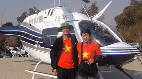  4. Đại gia Đất Cảng thuê trực thăng xem World Cup từ trên cao Đại gia Trần Văn Hoàn, được biết đến là một doanh nhân tại thành phố Hải Phòng. Vốn là một người rất mê bóng đá, vị đại gia này đặc biệt nổi tiếng trong giới hâm mộ bóng đá Việt Nam. Anh được biết đến là người yêu đội tuyển Việt Nam đến mức … cực đoan, và cũng đam mê World Cup đến quên mình. Ảnh: Thể Thao Việt Nam.