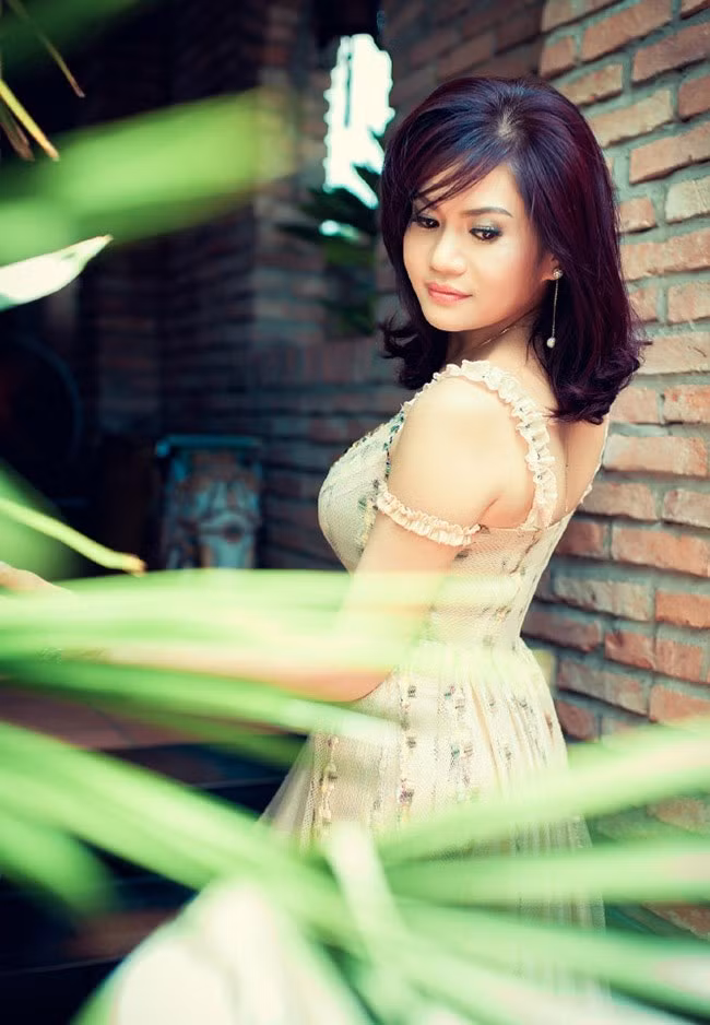  3. Nguyễn Thị Liễu: tổ chức siêu đám cưới 20 tỷ, đập nhà 137 tỷ đồng Nữ đại gia phố núi Nguyễn Thị Liễu bắt đầu trở nên nổi tiếng sau khi tổ chức siêu đám cưới cho con trai vào tháng 3/2012. Quy mô hoành tráng của đám cưới đã khiến bao người phải “choáng” vì sự giàu có của nữ đại gia này, với 100 ô tô rồng rắn trong đó có hàng chục siêu xe rước dâu, cùng nhiều ca sỹ, MC tên tuổi ở Việt Nam và hải ngoại tham gia, như Đàm Vĩnh Hưng, Phi Nhung, Mạnh Quỳnh, Quang Lê… Ảnh: netnews.vn.