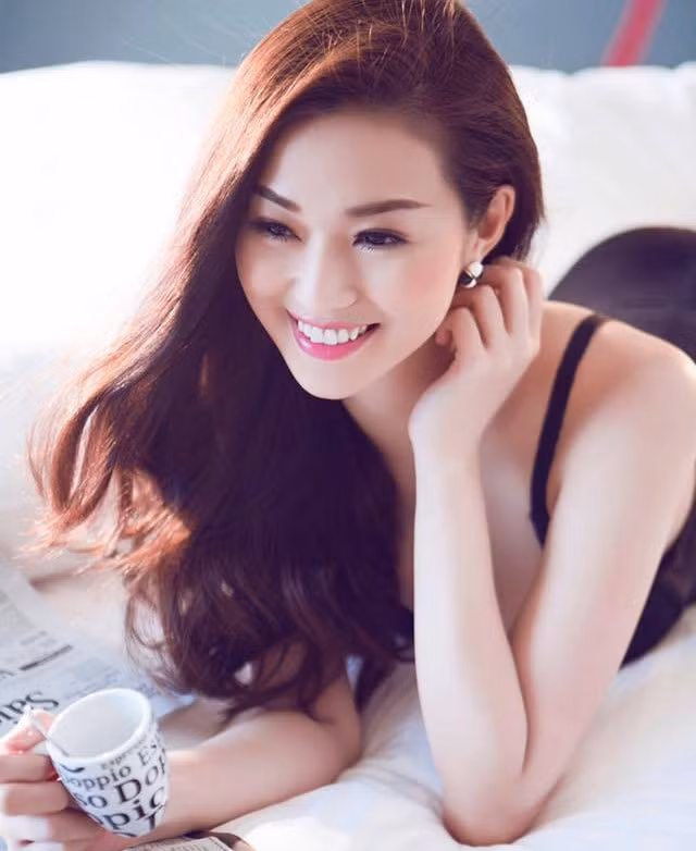 Mặc dù khá ít hoạt động nhưng khả năng tài chính của Khánh My không hề thua kém bất cứ một sao Việt tầm cỡ nào. Cô khiến nhiều người phải ganh tị khi xuất hiện ở rất nhiều nơi trên thế giới ở một vị trí dành cho những bậc đại gia, danh tiếng lẫy lừng. Chỉ tính sơ số tiền mà Khánh My "sắm sửa" cho chuyến sang Anh Quốc tham dự "Victoria’s Secret Fashion Show 2014" đã lên đến chục tỷ. Ảnh: chieu-cao.net.