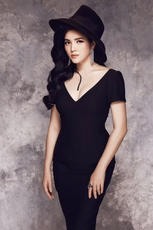 Mỗi lần cô xuất hiện, Lý Nhã Kỳ liên tục gây sốc cho giới dư luận với những bộ cánh “hàng hiệu”. Có lẽ trong giới showbiz Việt,thì không có ngôi sao nào có thể xài nhiều hàng hiệu như là Lý Nhã Kỳ. Ảnh: chieu-cao.net.