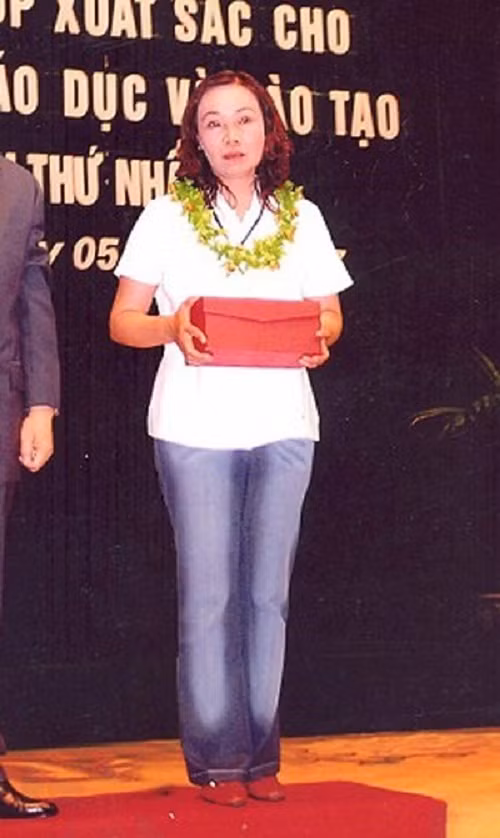  Nguyễn Thị Thoa: Vác bao tải tiền đem cho, đập bỏ biệt thự tiền tỷ vì bị chê Vài năm trước, bà Nguyễn Thị Thoa (sinh năm 1960, từng giữ chức Phó phòng Tài nguyên và Môi trường huyện Sa Pa) được nhiều người dân Sapa ca ngợi, ngưỡng mộ vì bà giàu có và hay làm từ thiện. Ảnh: giaoduc.net.