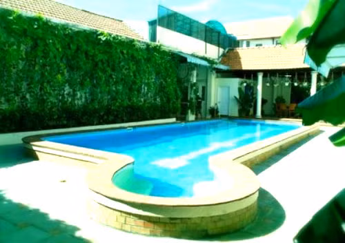 Khu bếp rộng nên gia chủ đã bố trí phòng ăn liền kề nhìn thông ra hồ bơi. Chủ nhân cho hay, đây là nơi để mọi thành viên trong gia đình cùng tắm mát, thư giãn, rèn luyện vóc dáng, hình thể sau những giờ làm việc mệt mỏi. Ảnh: Vietnamnet.