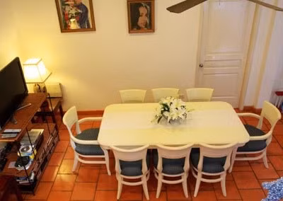 Các chi tiết trang trí cách điệu bằng sắt uốn mềm mại cùng nền gạch đỏ trong phòng khách như gợi nhớ tới những căn nhà biệt thự cũ ở Sài Gòn.Ảnh: Vietnamnet.