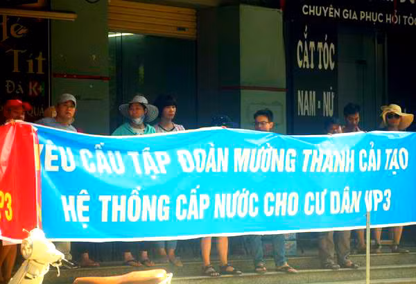 Tình trạng mất nước sạch tại chung cư VP3 khiến cuộc sống cư dân bị đảo lộn.