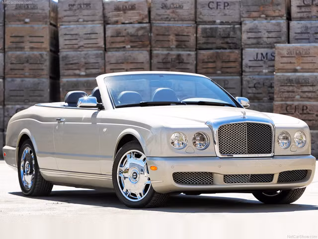 Chưa hết, ông chủ cà phê Trung Nguyên còn có niềm đam mê với những chiếc xe siêu sang như Rolls-Royce Phantom và Bentley Mulsanne. Theo giới thạo tin, chiếc Bentley Azure độc nhất vô nhị tại Việt Nam trong bộ màu áo vàng cát cùng mui nỉ màu xanh dương nổi bật cũng thuộc sở hữu của đại gia này. Ảnh: autopro.com.vn.