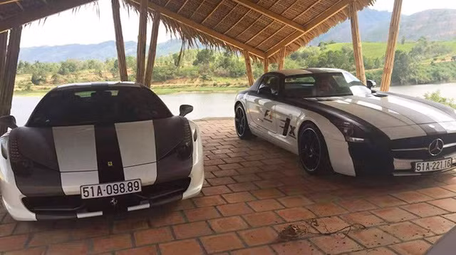 Ngoài 6 chiếc Ferrari cùng Mercedes-Benz SLS AMG, trong gara của ông chủ cà phê Trung Nguyên còn có những siêu xe nổi bật không kém như Audi R8 V8, Maserati GranTurismo hay bộ đôi Aston Martin DB9 Coupe và Volante. Một điểm đáng chú ý là vị đại gia này còn sở hữu chiếc xe thể thao hàng hiếm Mercedes-Benz SL63 AMG vốn chỉ có 2 chiếc tại Việt Nam. Ảnh: autopro.com.vn.