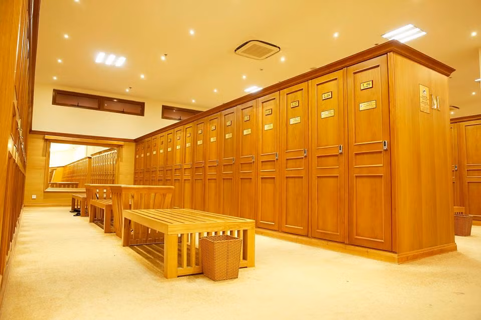 Khu vực thay đồ có gần 600 tủ đựng, phòng tắm hiện đại, phòng xông hơi và bể Jaczzi sang trong. Ảnh: FB Sân Golf Tân Sơn Nhất - Tan Son Nhat Golf Course.