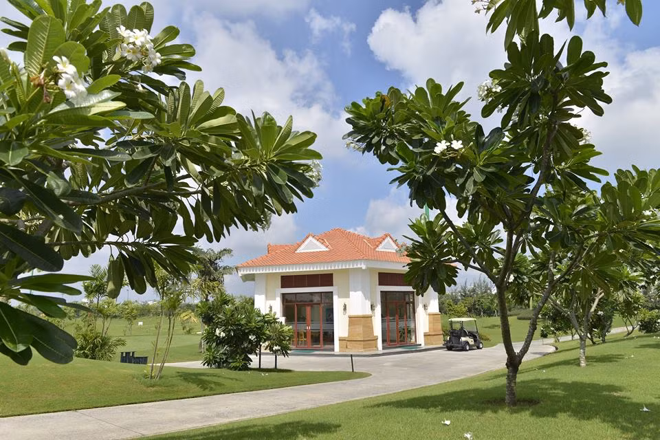 Có đến 70% khách chơi golf tại đây là người nước ngoài. Chỉ cần đáp máy bay tới sân bay Tân Sơn Nhất sẽ có xe đón đến sân golf ngay gần đó. Ảnh: FB Sân Golf Tân Sơn Nhất - Tan Son Nhat Golf Course.