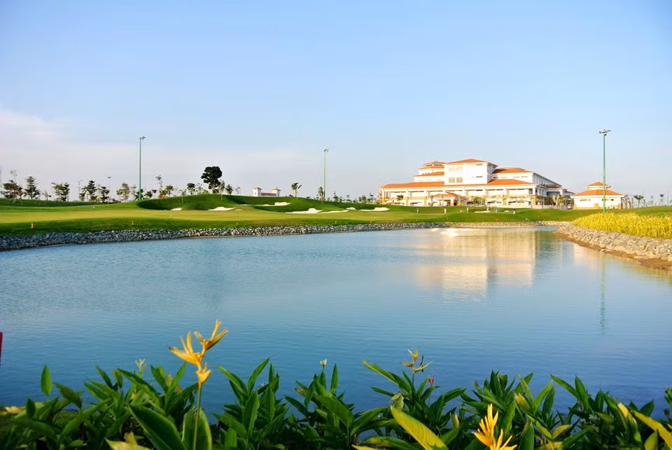 Ngoài ra, từ cổng vào trung tâm khu phức hợp là tòa nhà CLB Golf được thiết kế khá lộng lẫy theo phong cách bán cổ điển, với diện tích lên tới 12.700 m2. Ảnh: FB Sân Golf Tân Sơn Nhất - Tan Son Nhat Golf Course.