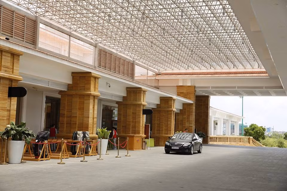 Trong đó, khu vực lobby, lễ tân được bố trí nhiều ghế ngồi và quầy tea-break. Nhà hàng Him Lam được thiết theo tiêu chuẩn 5 sao, với sức chứa lên đến 500 người, tầm nhìn bao quát sân golf. Ảnh: FB Sân Golf Tân Sơn Nhất - Tan Son Nhat Golf Course.