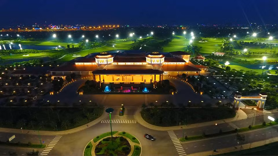 Trao đổi với Tuổi trẻ bên lề kỳ họp Quốc hội chiều 8/6, nhiều đại biểu cho rằng trong khi chờ đợi sân bay Long Thành thì nên thu hồi sân golf ở khu vực sân bay Tân Sơn Nhất để có thêm gần 160ha đất, tăng công suất, giảm tình trạng ngập úng, kẹt cứng hiện nay. Ảnh: FB Sân Golf Tân Sơn Nhất - Tan Son Nhat Golf Course.