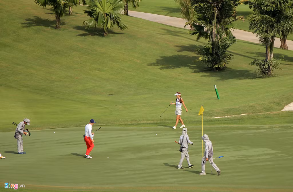 Công trình này được xây từ 2007 và khai trương vào tháng 8/2015. Điểm độc lạ thu hút lượng khách Vip đến sân golf này chính là cảnh máy bay liên tục cất cánh và hạ cánh.Ảnh: Zing.