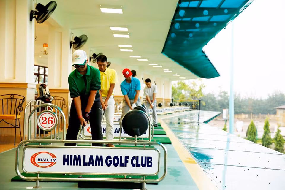 Theo thông tin trên website tansonnhatgolf.vn, sân golf được thiết kế bởi Công ty Nelson&amp;Haworth Golf Course Architects - là nhà thiết kế sân golf hàng đầu thế giới. Ảnh: FB Sân Golf Tân Sơn Nhất - Tan Son Nhat Golf Course.