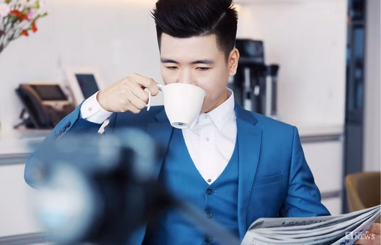 Sinh năm 1989, chàng trai trẻ này từng có 3 năm học trung học tại Singapore, 4 năm Đại học rồi sau đó tốt nghiệp Thạc sĩ tại Anh. Sau khi tốt nghiệp đại học, Vinh vào làm việc tại ngân hàng Sài Gòn - Hà Nội với vị trí chuyên viên kiểm toán nội bộ, và được luân chuyển qua nhiều phòng ban của ngân hàng để làm quen trước khi tiếp tục học cao học. Ảnh: Trí thức trẻ