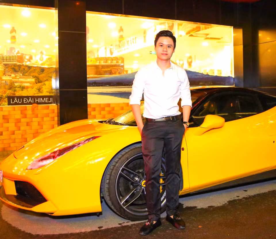 Riêng công ty của gia đình nhà Phan Thành được mang tên chính anh - Công ty TNHH TM DV Phan Thành, kinh doanh mặt hàng chính là phụ gia dầu nhờn nhập khẩu từ châu Âu - Hoa Kỳ và xuất khẩu phụ gia sang các nước châu Á. Mặc dù có quy mô nhỏ nhưng tổng lợi nhuận mang lại từ công ty khó có thể đong đếm. Ảnh: FBCN.