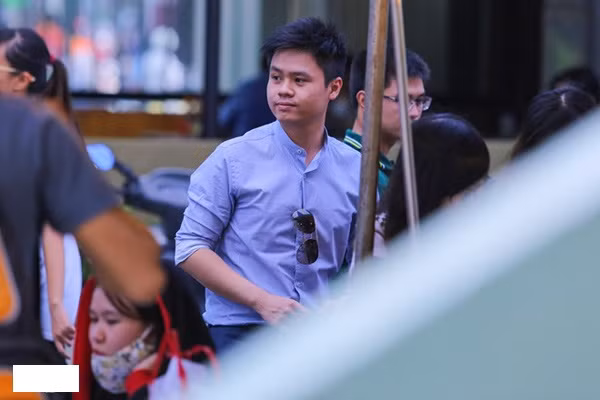  3. Đại thiếu gia Phan Thành Đại thiếu gia Phan Thành sinh ngày 7/4/1989, được biết đến với tư cách bạn trai cũ của hotgirl Midu và chủ nhân của bộ sưu tập xế khủng từ thương hiệu Bentley, Lexus GX570, Ferrari 458 cho đến Roll Royce Phantom có giá trị lên đến gần 100 tỷ đồng. Ảnh: Zing.