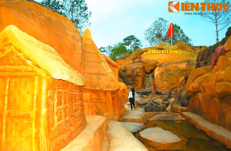 Những công trình kiến trúc và văn hóa độc đáo như ga xe lửa, dinh Bảo Đại, trường Lycée Yersin, Viện Pasteur, Đại học Đà Lạt, Khách sạn Palace, nhà thờ Con Gà, Giáo hoàng học viện, chùa Linh Sơn, hồ Xuân Hương, cầu Ông Đạo, chợ Đà Lạt… đều được vị đại gia "ăn chơi" tái hiện lại trong công trình Đường hầm điêu khắc này.