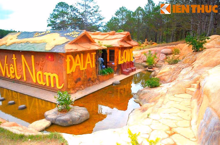 Điều đặc biệt và vô cùng thú vị của công trình này là hoàn toàn được thực hiện bằng việc khoét núi và tạo hình bằng chính nguyên liệu đất đỏ ba zan tại chỗ. Theo "đại gia điên khùng" Trịnh Bá Dũng, dù làm bằng đất đỏ không nung nhưng công trình hoàn toàn có thể chịu đựng được các tác động, biến đổi của thời tiết. Với chiều dài khoảng 1,7km, khi hoàn thành công trình Đường hầm điêu khắc sẽ là đường hầm nghệ thuật nhân tạo dài nhất thế giới.