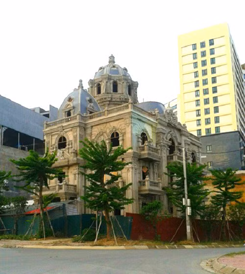  5. Biệt thự của nữ đại gia Lào Cai Không hề thua kém về mức độ hoành tráng, thẩm mỹ, quy mô cũng như giá trị thực hiện các công trình xây dựng, biệt thự kiến trúc kiểu Pháp của nữ đại gia Lào Cai đã thu hút tầm mắt của nhiều du khách đến tỉnh miền biên ải này bởi sự hào nhoáng, sang trọng. Ảnh: An ninh Tiền tệ.