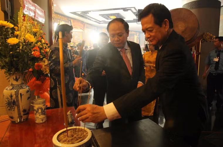 Chủ tịch UBND TP HCM Nguyễn Thành Phong, Phó Bí thư thường trực Thành uỷ TP HCM Tất Thành Cang (người bên trái) và các vị lãnh đạo, nguyên lãnh đạo TP HCM đã tham dự lễ dâng hương tưởng niệm các vua Hùng.